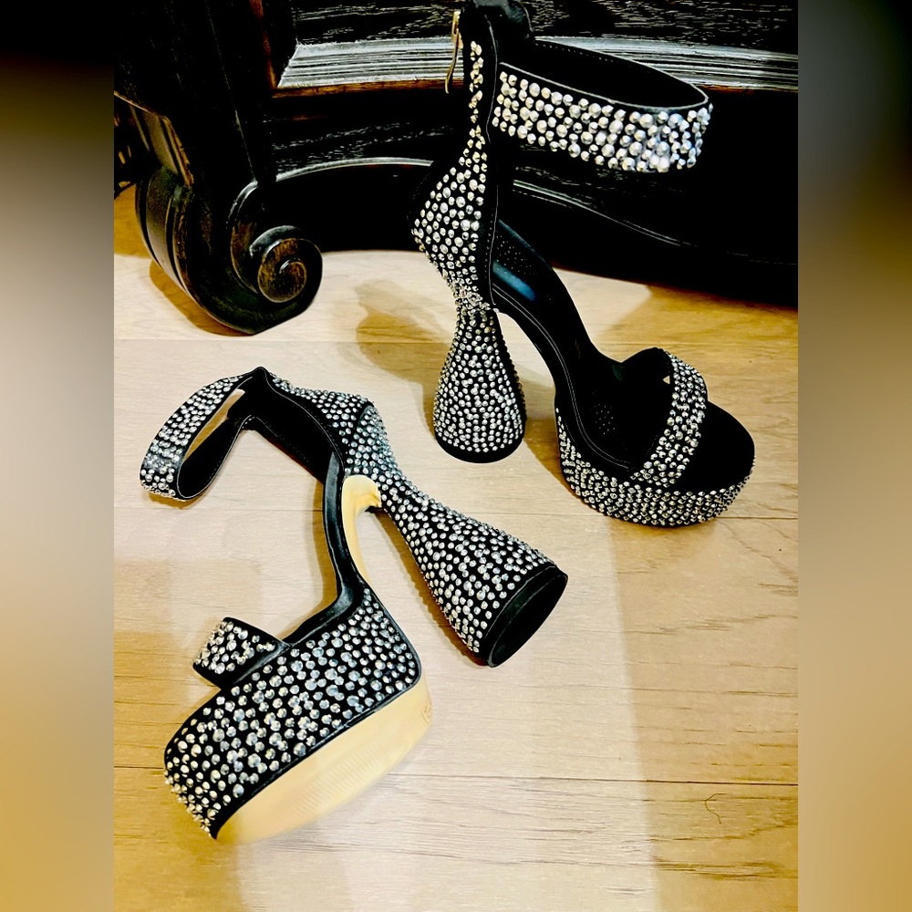 Black Studded Platform Heels. Size 8. Heel height 6 1/2’’. NWT. Original box - Picture 3 of 9